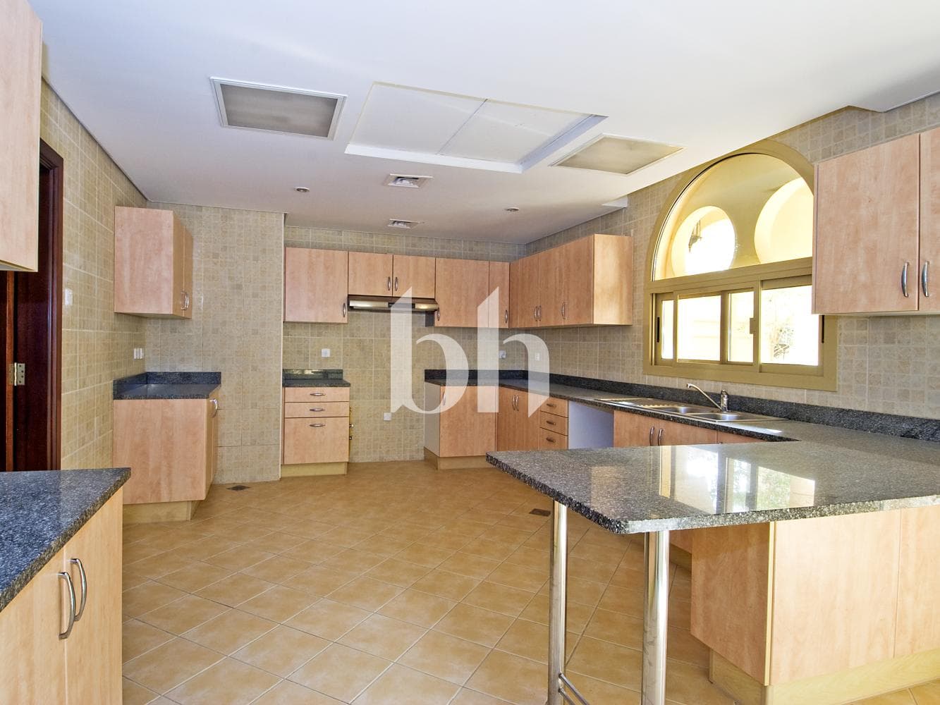 5 Bedrooms Villa in Western Residence South - photo 1