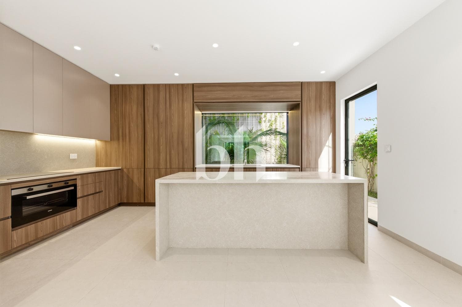 5 Bedrooms Villa in Jumeirah 1 Villas - photo 2