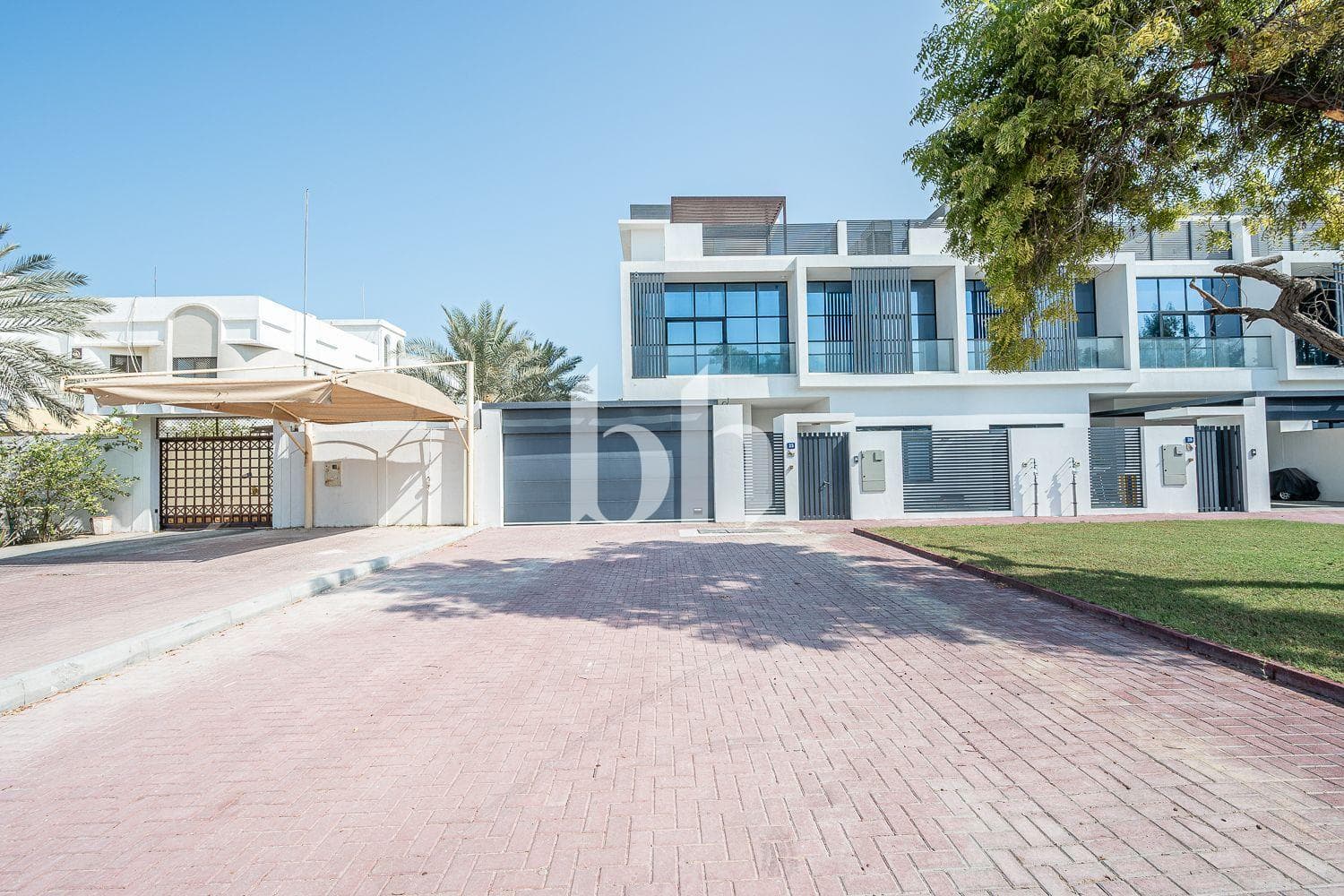 5 Bedrooms Villa in Jumeirah 3 Villas - photo 1