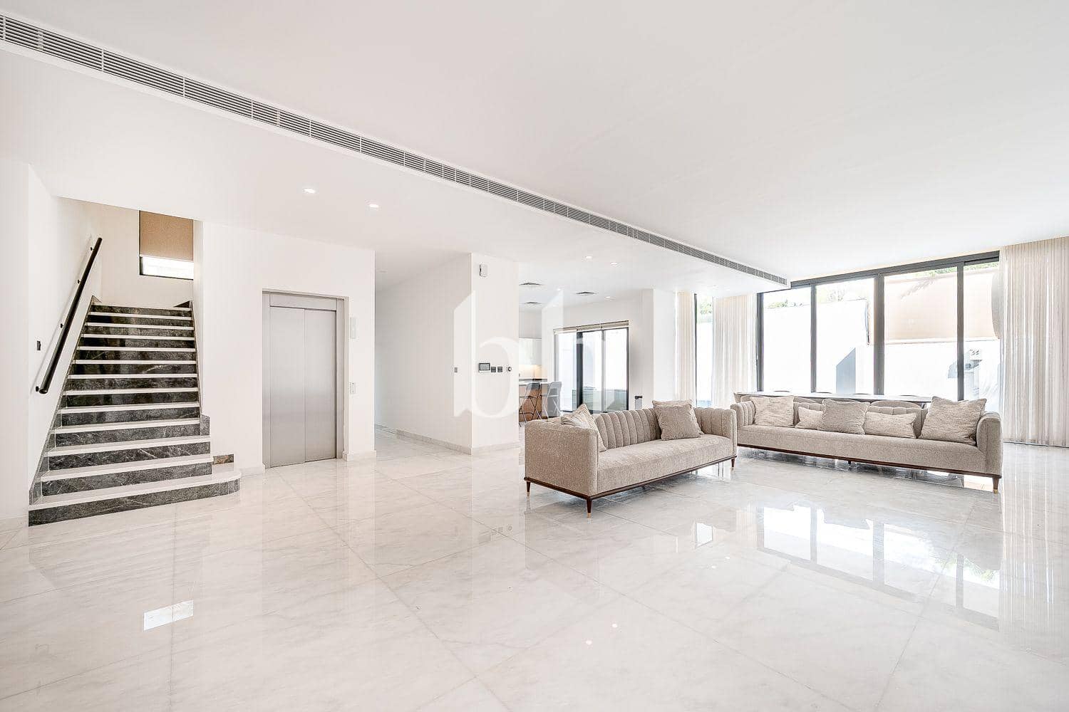 5 Bedroom Villa in Jumeirah 3 Villas - photo 1