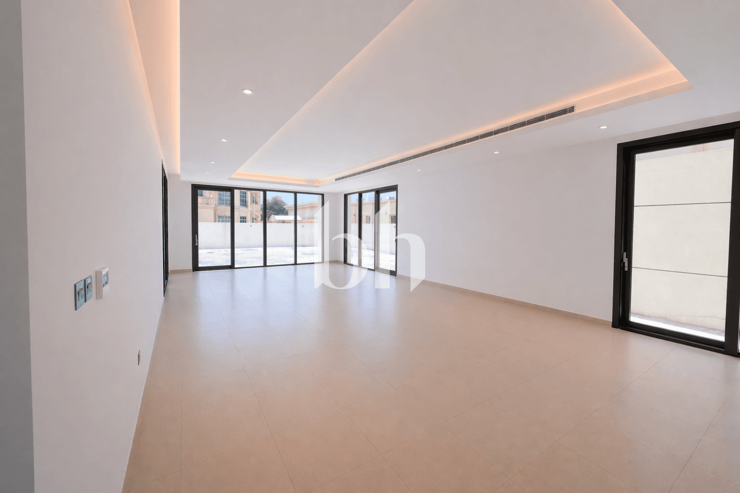 6 Bedroom Villa in Shakhbout City - photo 1