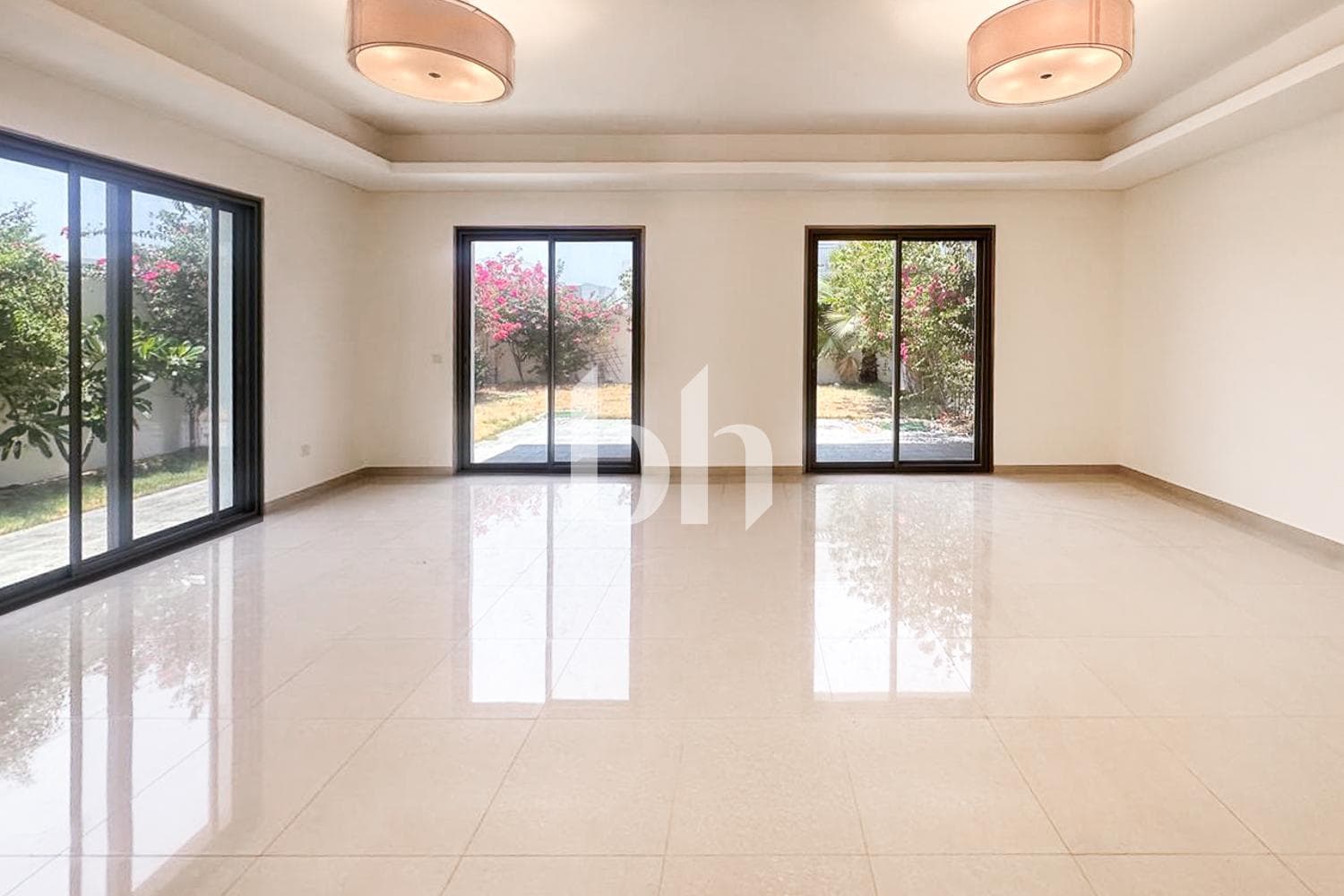 5 Bedroom Townhouse in Umm Suqeim 1 Villas - photo 2