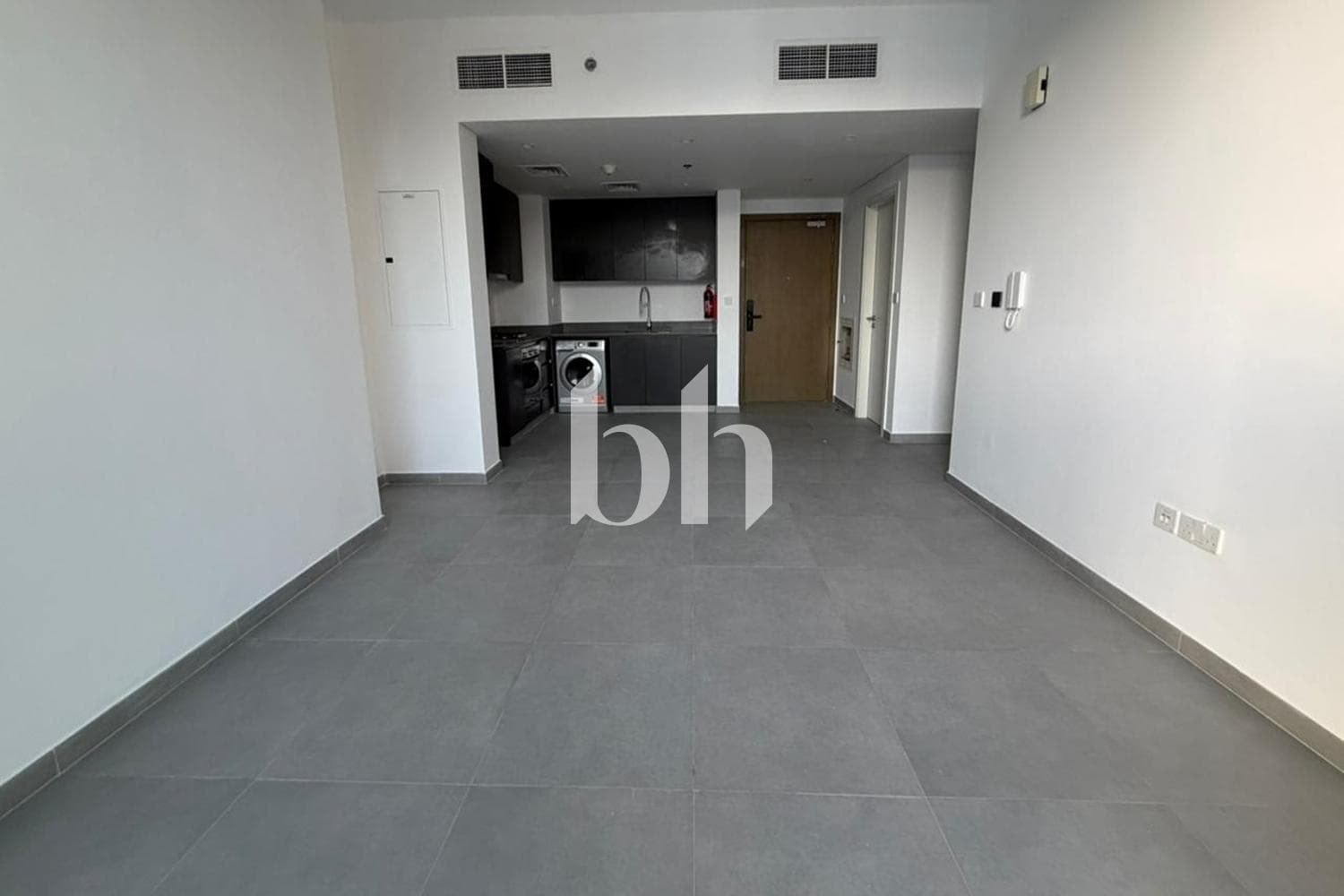 2 Bedroom Apartment in Tiraz - photo 2