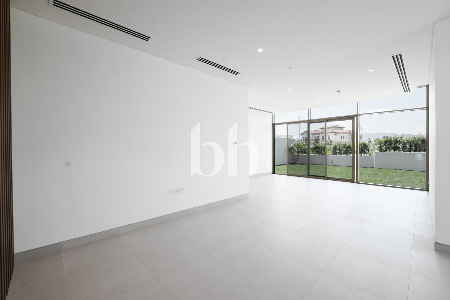 4 Bedroom Townhouse in Souk Al Jubail - photo 2