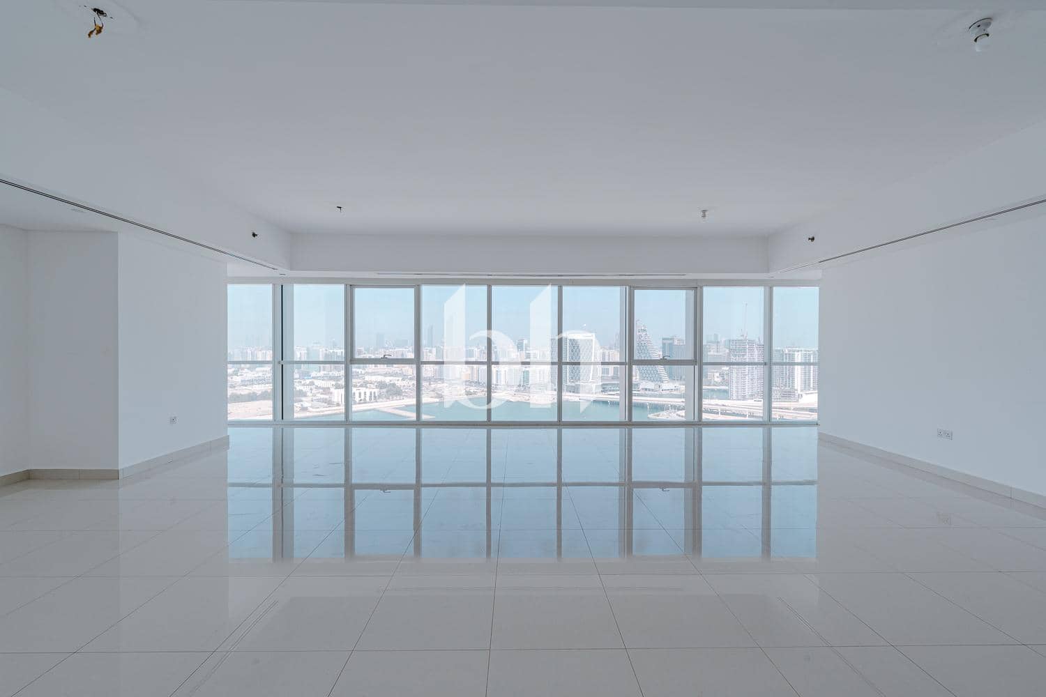 4 Bedroom Apartment in Al Durrah Tower - photo 1