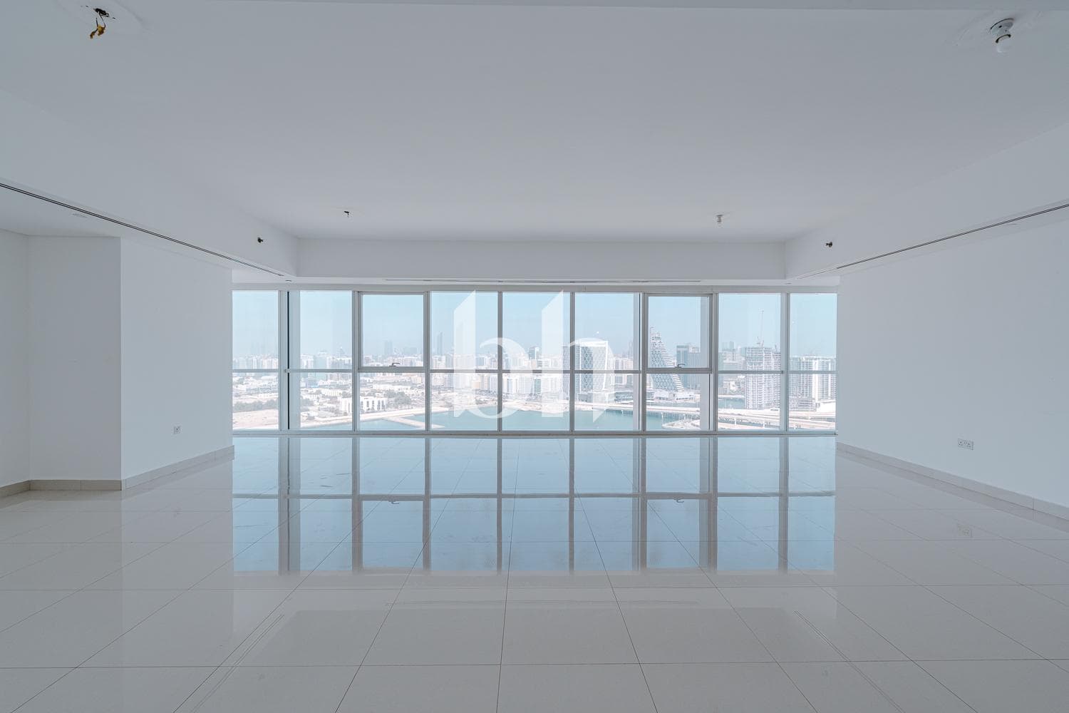 4 Bedroom Apartment in Al Durrah Tower - photo 1