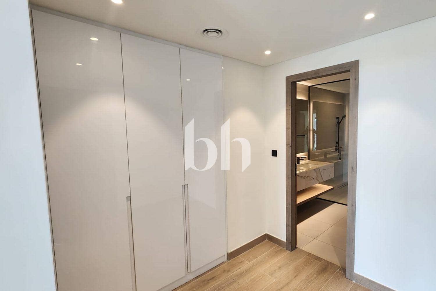 3 Bedroom Townhouse in California Residence - photo 1