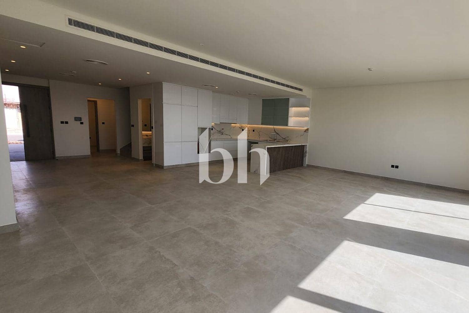 3 Bedroom Townhouse in California Residence - photo 2