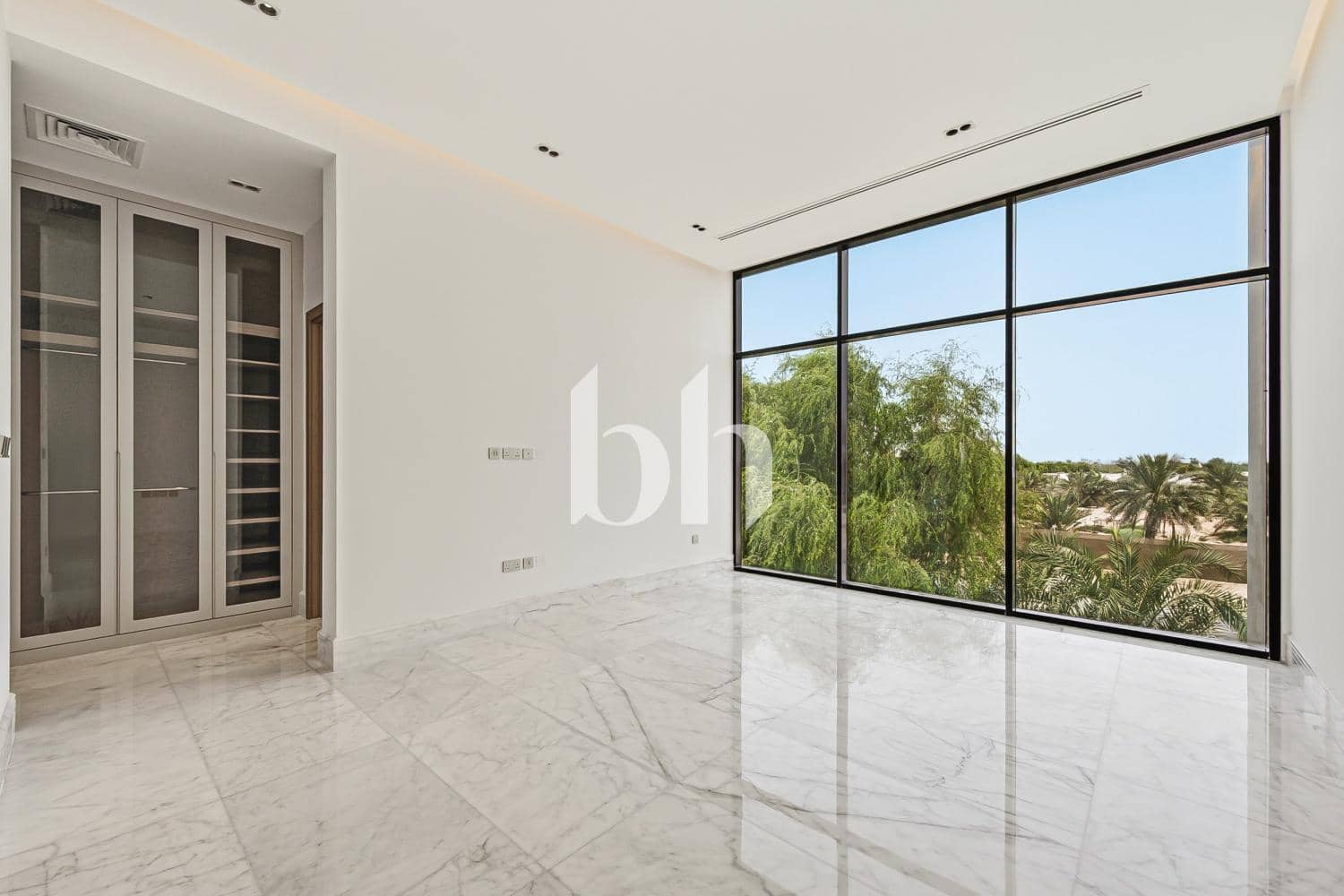 5 Bedroom Villa in Al Aweer - photo 1