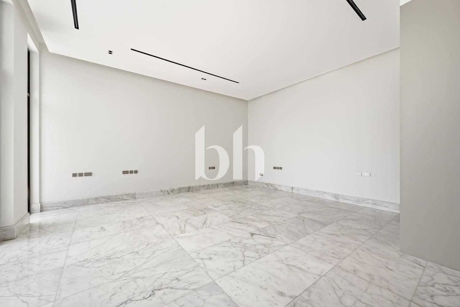 5 Bedroom Villa in Al Aweer - photo 2