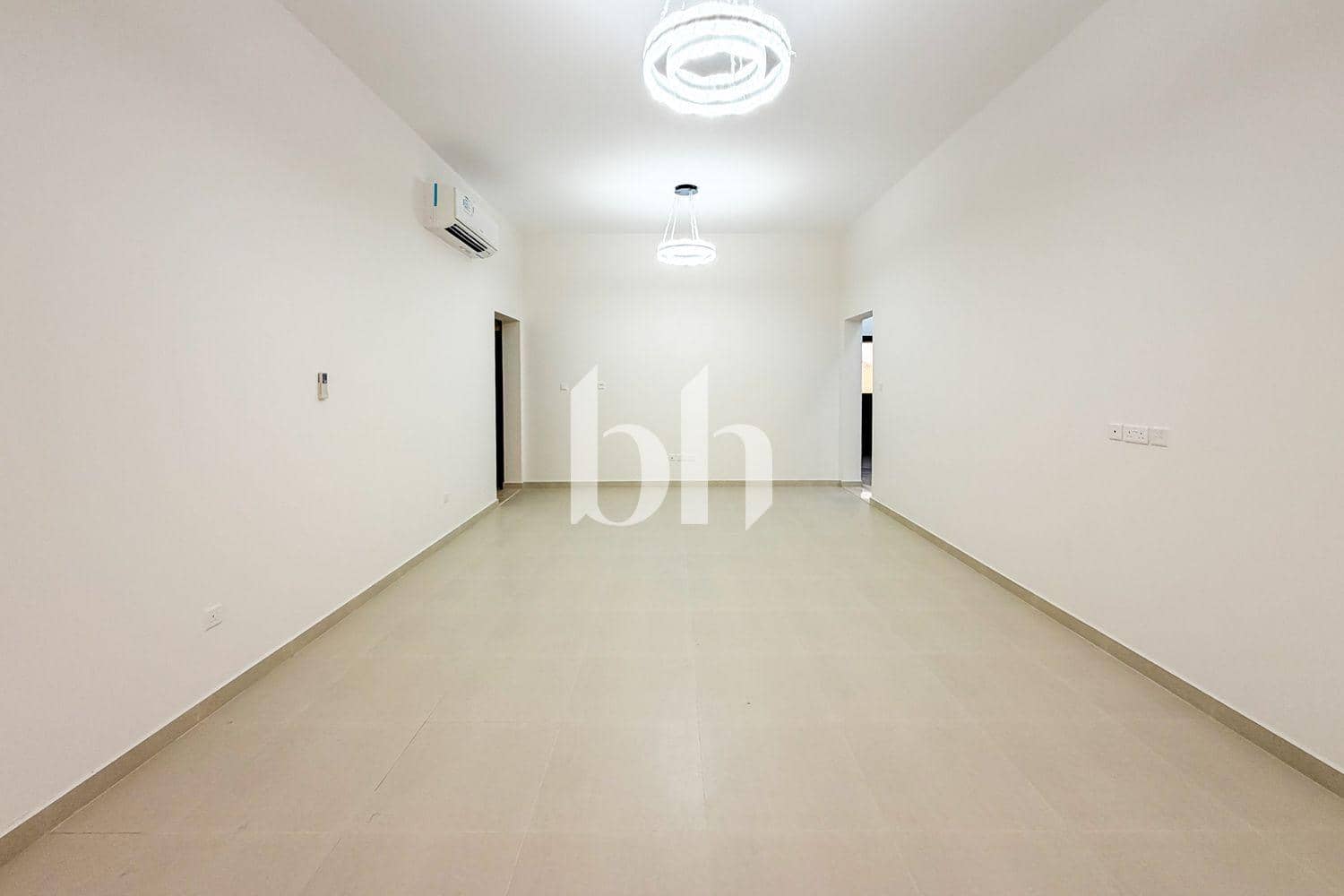 4 Bedroom Villa in Al Aweer 1 - photo 1