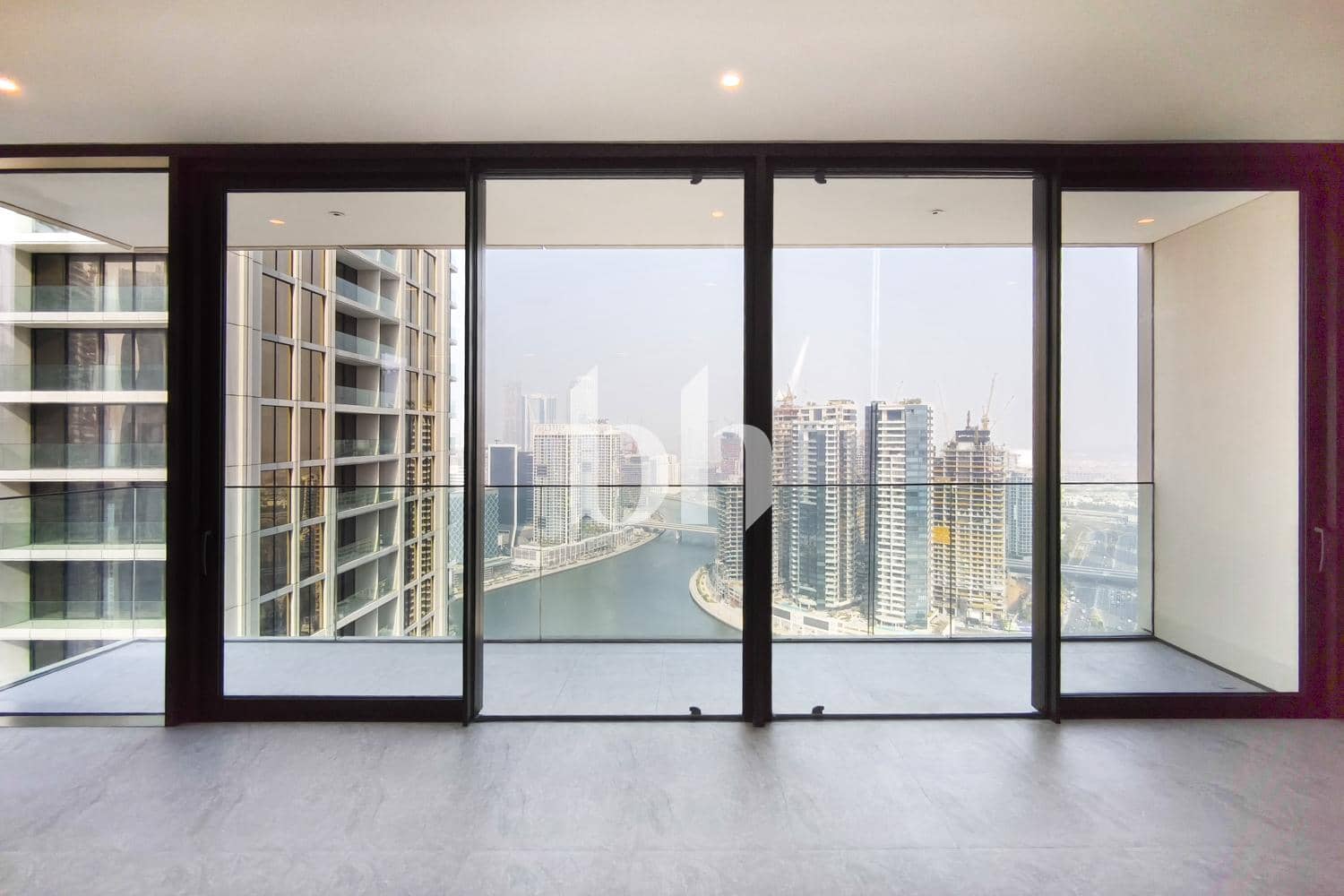 3 Bedroom Apartment in Peninsula Four - photo 1