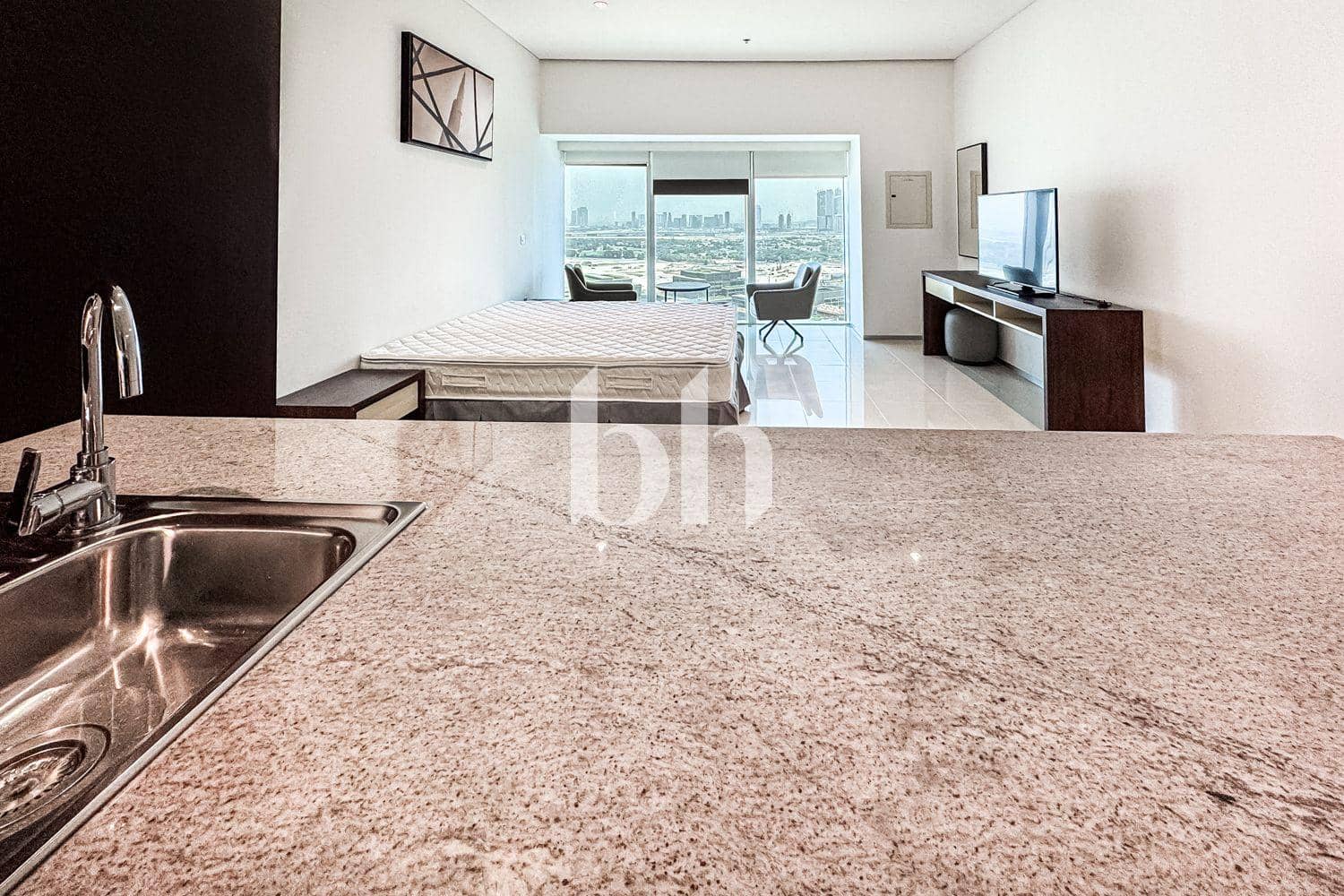 Studio Apartment in Park Place Tower - photo 2