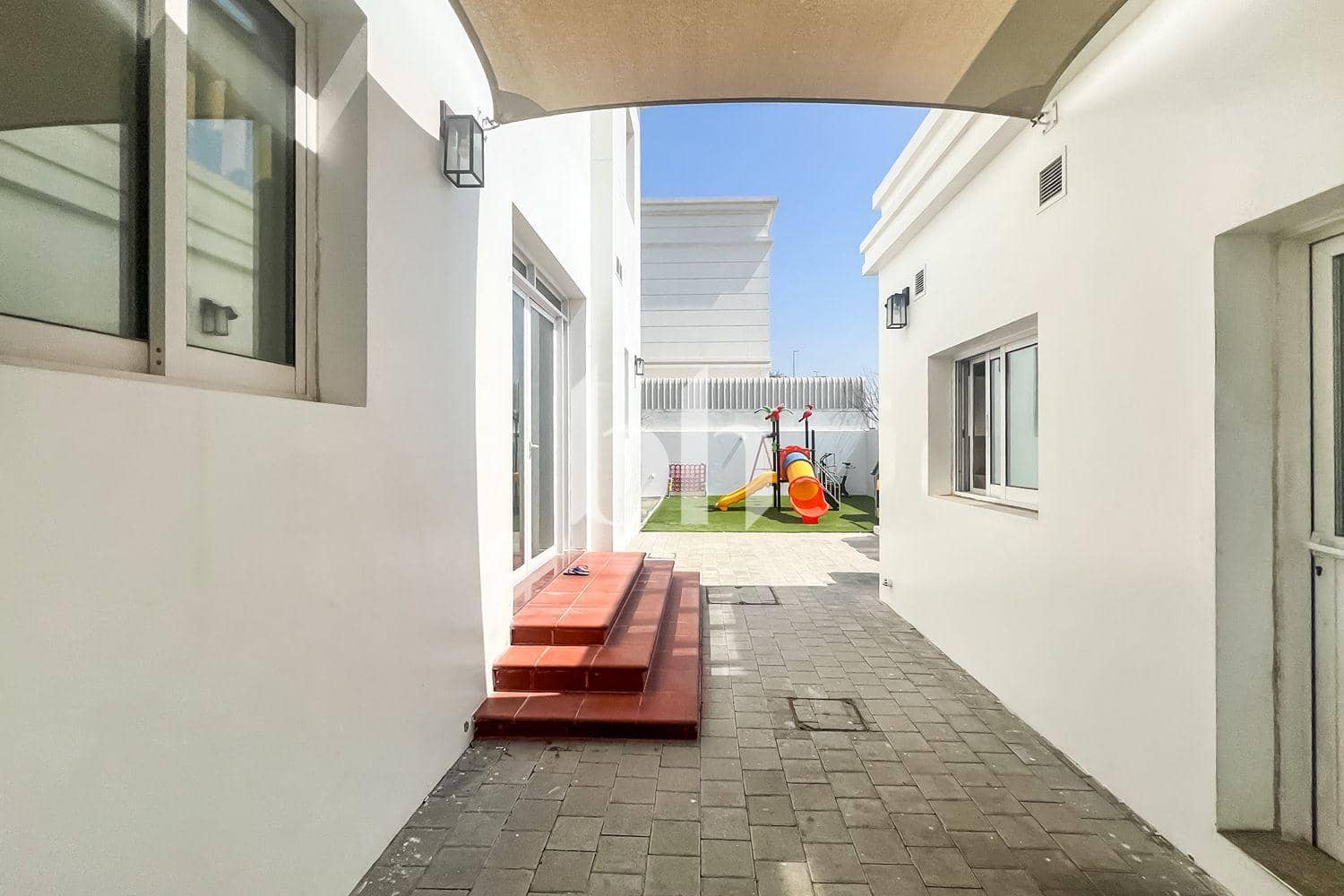 4 Bedroom Villa in Al Quoz 1 Villas - photo 2