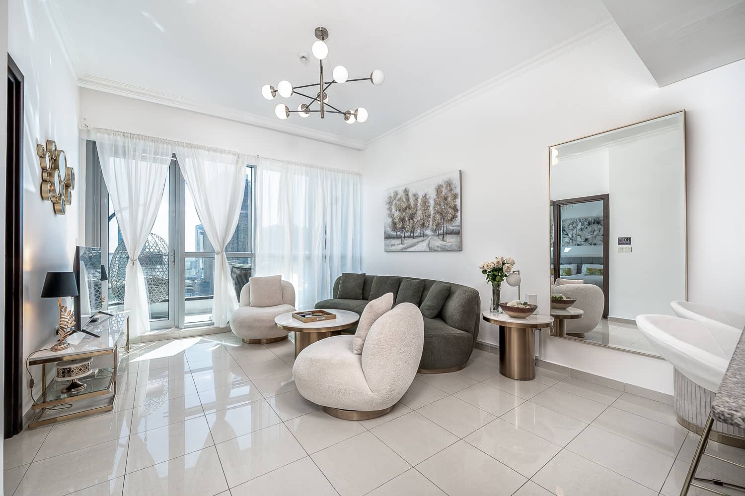 1 Bedroom Apartment in Bay Central West - photo 1