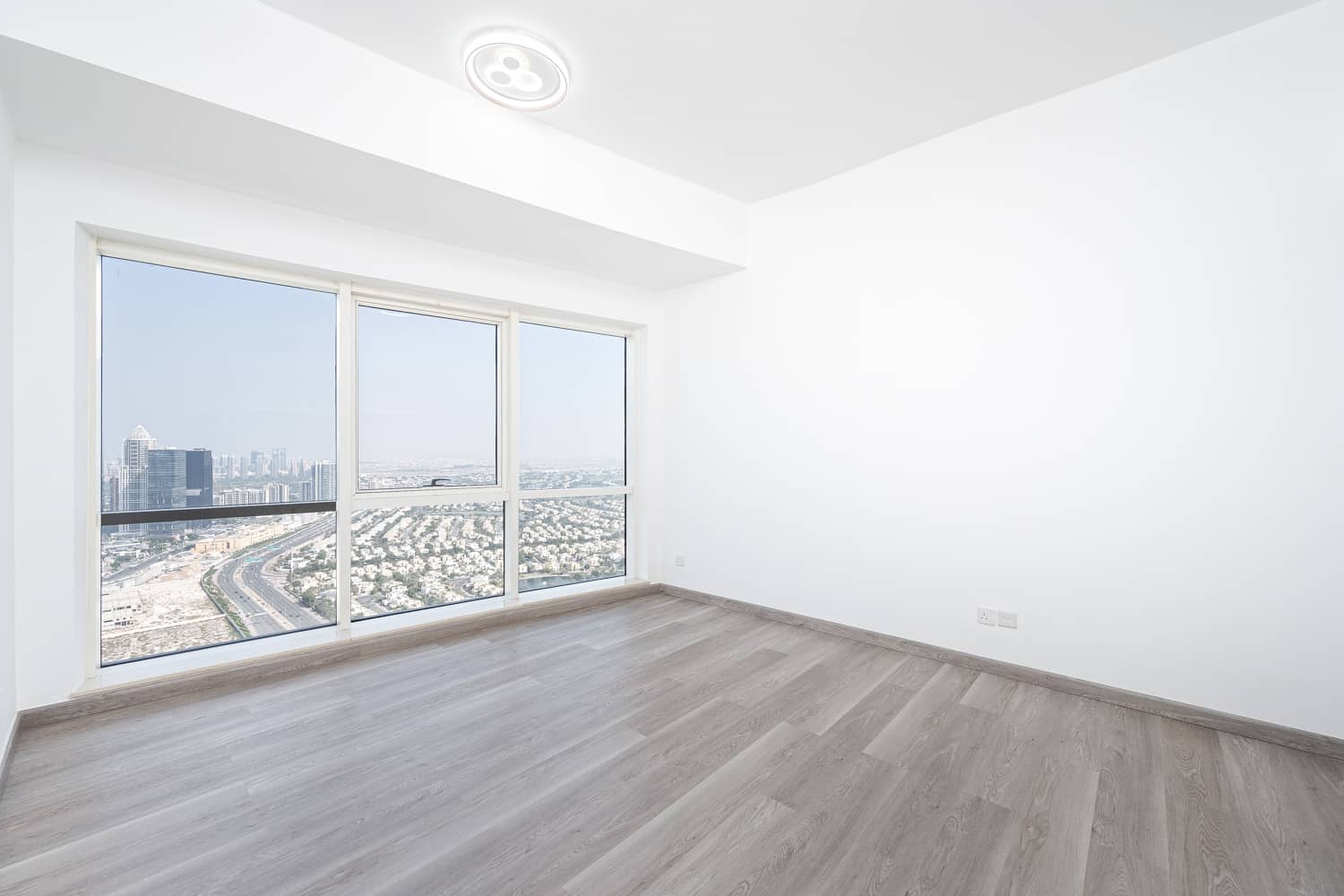 1 Bedroom Apartment in Concorde Tower - photo 2