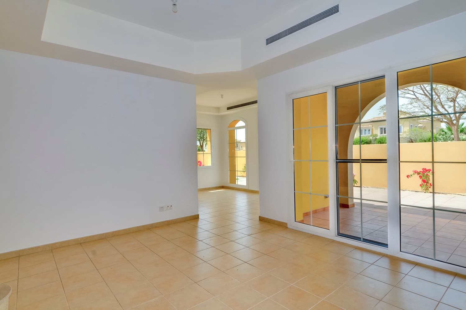2 Bedrooms Villa in Palmera 1