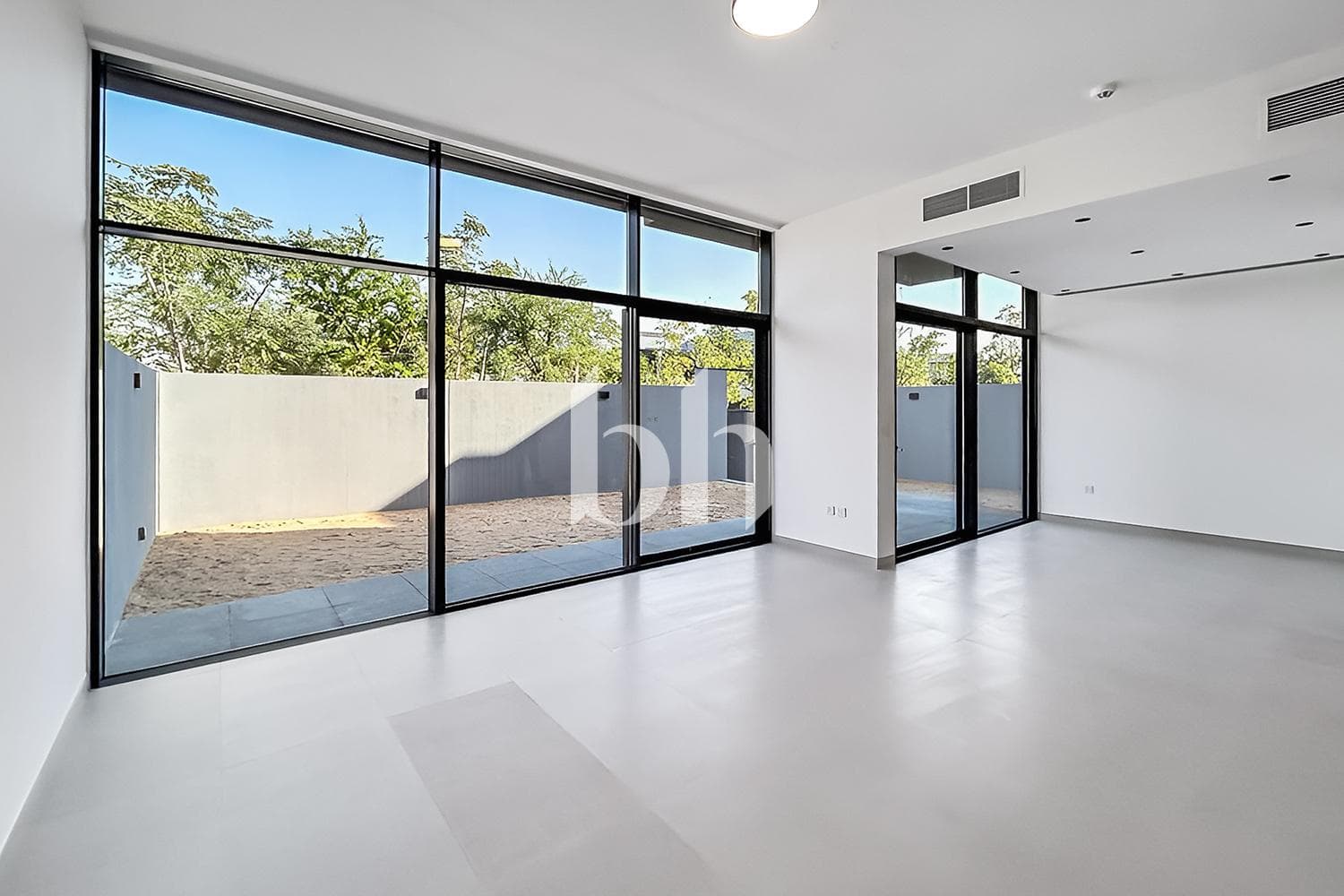 4 Bedroom Villa in Sendian - photo 1