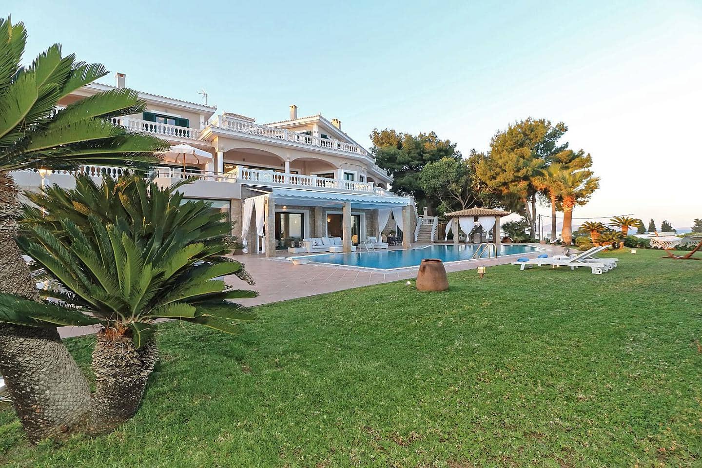 9 Bedroom Villa in Center - photo 2