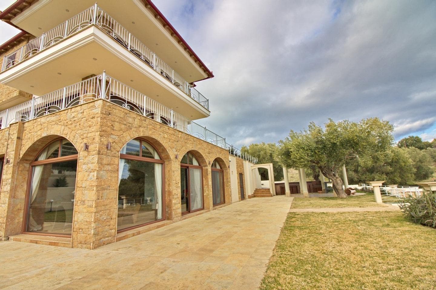 4 Bedroom Villa in Center - photo 2