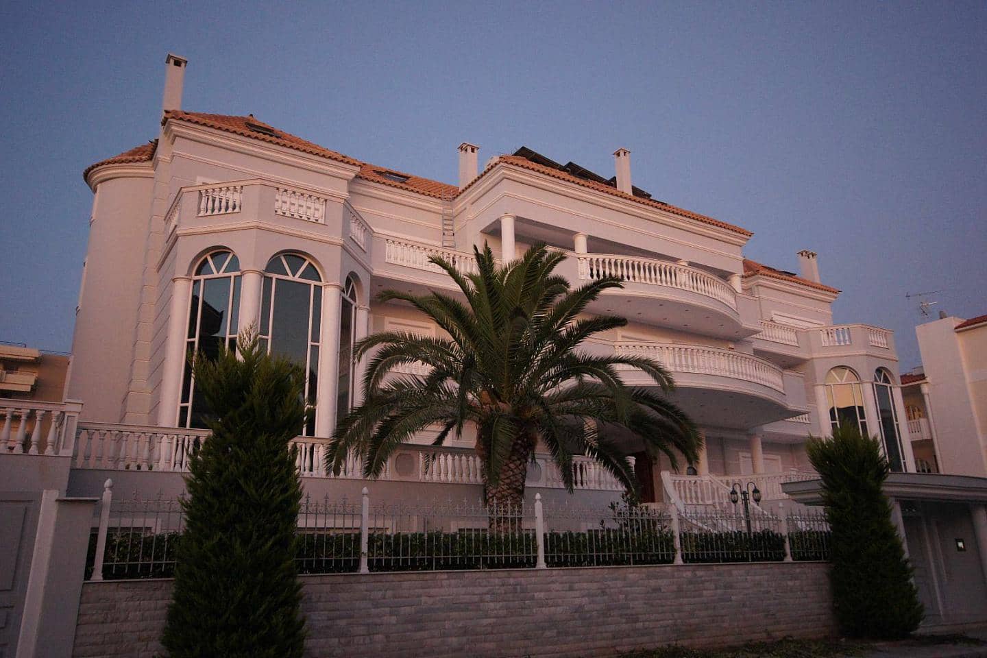 14 Bedroom House in Center - photo 1