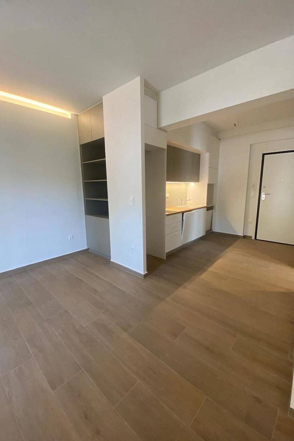 2 Bedroom Apartment in Kato Voula - photo 2